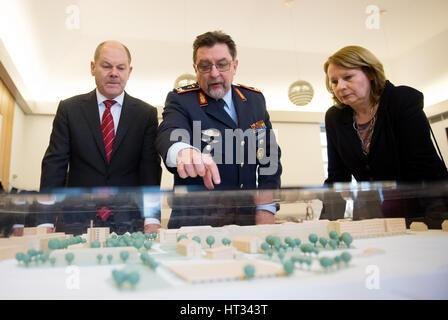 Hamburg, Deutschland. 7. März 2017. Hamburgs erster Bürgermeister Olaf Scholz (l, SPD) und Hamburgs Senator für Gesundheit Cornelia Pruefer-Storcks (c, SPD) schauen Sie sich ein Architekturmodell zusammen mit Abteilungsleiter, Generalarzt Joachim Hoitz, während eines Besuchs in der Bundeswehr Lazarett in Hamburg, Deutschland, 7. März 2017. Scholz besucht das Krankenhaus um die Bau-Messungen des Bundeswehr-Krankenhauses zu lernen. Foto: Daniel Reinhardt/Dpa/Alamy Live News Stockfoto