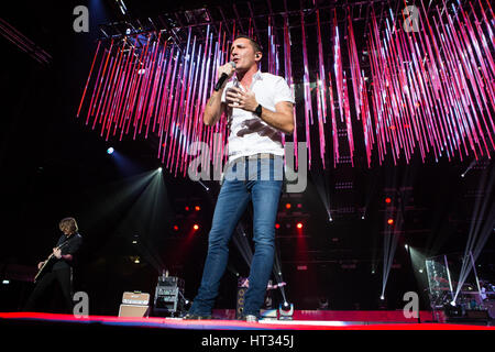 Mailand Italien. 6. März 2017. Der italienische pop-Band MODÀ führt live auf der Bühne im Mediolanum Forum während der "Passione Maledetta - Palasport Tour 2017" Credit: Rodolfo weitertransferiert/Alamy Live News Stockfoto