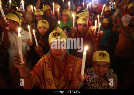 Dhaka, Bangladesch. 8. März 2017. Bangladeshi Menschen halten brennende Kerze und Gelübde für Veränderung in der ersten Minute des Internationalen Frauentags heute in Dhaka, Bangladesh, 8. März 2017 zu kämpfen. Bildnachweis: Suvra Kanti Das/ZUMA Draht/Alamy Live-Nachrichten Stockfoto