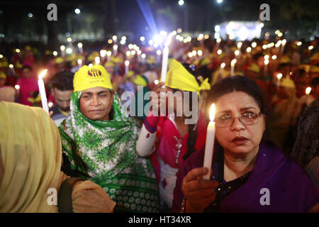 Dhaka, Bangladesch. 8. März 2017. Bangladeshi Menschen halten brennende Kerze und Gelübde für Veränderung in der ersten Minute des Internationalen Frauentags heute in Dhaka, Bangladesh, 8. März 2017 zu kämpfen. Bildnachweis: Suvra Kanti Das/ZUMA Draht/Alamy Live-Nachrichten Stockfoto