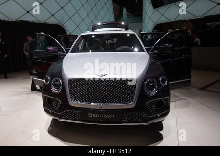 Genf, Schweiz. 7. März 2017. Ein Bentley Bentayga Mulliner SUV wird am ersten Pressetag der 87. International Motor Show in Genf, Schweiz, am 7. März 2017 gesehen. Der diesjährigen Genfer Autosalon beherbergt rund 180 Aussteller und Exponate rund 900 Modelle einschließlich 148 Welt oder Europapremieren. Bildnachweis: Xu Jinquan/Xinhua/Alamy Live-Nachrichten Stockfoto