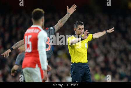 London, UK. 7. März 2017. Schiedsrichter Tasos Sidiropoulos reagiert während der Champions League, Runde der letzten 32 k.o. Fußballspiel zwischen FC Arsenal und FC Bayern München im Emirates Stadium in London, England, 7. März 2017. Foto: Andreas Gebert/Dpa/Alamy Live-Nachrichten Stockfoto