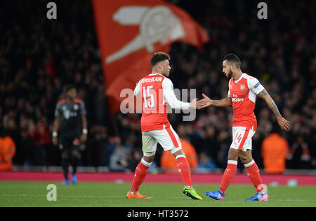 London, UK. 7. März 2017. Arsenals Theo Walcott und Alex Oxlada-Chamberlain (l) feiern den 1:0-Tor von Walcott während der Champions League, Runde der letzten 32 k.o. Fußballspiel zwischen FC Arsenal und FC Bayern München im Emirates Stadium in London, England, 7. März 2017. Foto: Andreas Gebert/Dpa/Alamy Live-Nachrichten Stockfoto