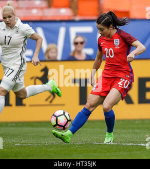 Washington DC, USA. 7. März 2017. Englische Frauen National Team nach vorne #20 Karen Carney führt einen Torwurf während eines Fußballspiels im Rahmen der SheBelieve Cup 2017 zwischen Deutschland und England im RFK Stadium in Washington DC. Justin Cooper/CSM/Alamy Live-Nachrichten Stockfoto