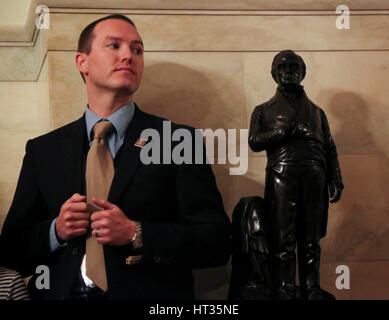 Washington, USA. 7. März 2017. Secret Service-Agent wartet auf US-Präsident Donald Trump in die zentrale Halle im Erdgeschoss des weißen Hauses, Besucher, zu begrüßen, während ein Porträt von Hillary Clinton an der Wand, Washington, DC, 7. März 2017 hängt zu laufen. Bildnachweis: MediaPunch Inc/Alamy Live-Nachrichten Stockfoto