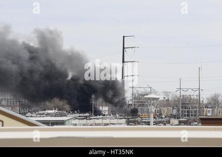 Philadelphia, Pennsylvania, USA. 7. März 2017. Philadelphia-Feuerwehr reagiert auf ein Feuer PECO Umspannwerk am 7. März 2017, in Philadelphia, PA. Das Feuer verursacht einen großen Stromausfall in North Philadelphia. Aus Angst vor der Freigabe der Dämpfe sind Anwohner ins Tierheim in Ort angefordert. Bildnachweis: Bastiaan Slabbers/ZUMA Draht/Alamy Live-Nachrichten Stockfoto