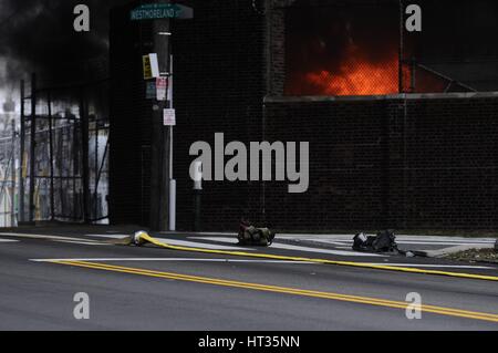 Philadelphia, Pennsylvania, USA. 7. März 2017. Philadelphia-Feuerwehr reagiert auf ein Feuer PECO Umspannwerk am 7. März 2017, in Philadelphia, PA. Das Feuer verursacht einen großen Stromausfall in North Philadelphia. Aus Angst vor der Freigabe der Dämpfe sind Anwohner ins Tierheim in Ort angefordert. Bildnachweis: Bastiaan Slabbers/ZUMA Draht/Alamy Live-Nachrichten Stockfoto