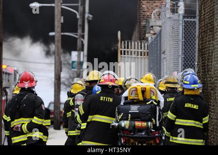 Philadelphia, Pennsylvania, USA. 7. März 2017. Philadelphia-Feuerwehr reagiert auf ein Feuer PECO Umspannwerk am 7. März 2017, in Philadelphia, PA. Das Feuer verursacht einen großen Stromausfall in North Philadelphia. Aus Angst vor der Freigabe der Dämpfe sind Anwohner ins Tierheim in Ort angefordert. Bildnachweis: Bastiaan Slabbers/ZUMA Draht/Alamy Live-Nachrichten Stockfoto