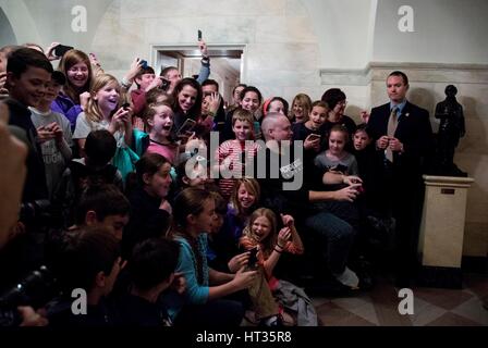 Washington, USA. 7. März 2017. Weiße Haus Besucher reagieren nach dem Besuch von US-Präsident Donald Trump an das Weiße Haus, Washington, DC, 7. März 2017. Bildnachweis: MediaPunch Inc/Alamy Live-Nachrichten Stockfoto
