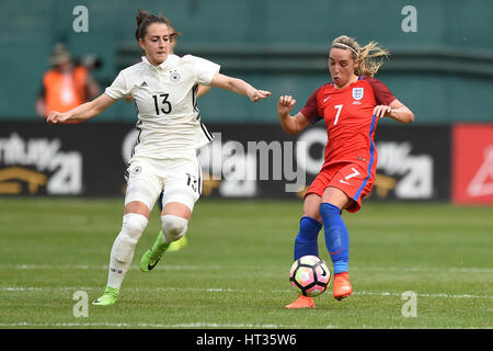 Washington DC, USA. 7. März 2017. Englands Jordan Nobbs (7) Schlachten Deutschlands Sara Dabritz (13) während des Spiels zwischen der Frauen Nationalmannschaften von Deutschland und England am SheBelieves Cup im RFK Stadium in Washington DC. Deutschland gewann das Spiel 1: 0. John Middlebrook/CSM/Alamy Live-Nachrichten Stockfoto