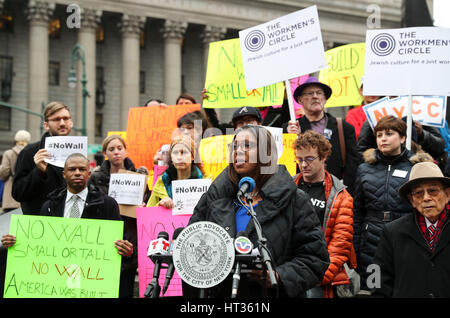 New York, USA. 7. März 2017. New York City Public Advocate Letitia James (vorne) spricht während einer Kundgebung in New York, Vereinigte Staaten, 7. März 2017. Letitia James am Dienstag veröffentlicht einen Plan, um New York Citys wirtschaftlichen Einfluss nutzen, um Präsident Donald Trump Bemühungen um den Aufbau einer Mauer entlang der südlichen Grenze der USA zu vereiteln. Bildnachweis: Wang Ying/Xinhua/Alamy Live-Nachrichten Stockfoto