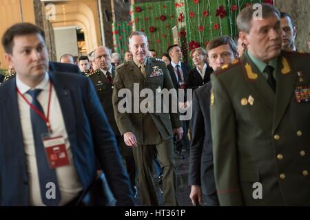 Marine Corps General Joseph Dunford Jr., Recht, Vorsitzender der Joint Chiefs Of Staff, spricht mit gen Hulusi Akar von der türkischen Armee, Center und gen Valery Gerasimov der russischen Armee in Antalya, Türkei, 6. März 2017. Die drei Chefs der Verteidigung diskutieren ihre UN-Mission in Nordsyrien. (Department of Defense Foto vom Navy Petty Officer 2. Klasse Dominique A. Pineiro/freigegeben) Stockfoto