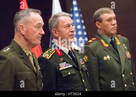 Antalya, Türkei. 7. März 2017. U.S. Joint Chiefs Chairman General Joseph Dunford, links, mit türkischen General Hulusi Akar und russischen General Valery Gerasimov, rechts, während der Sitzungen 7. März 2017 in Antalya, Türkei. Die drei Chefs der Verteidigung treffen sich, um die Vorgänge in Syrien zu diskutieren. Bildnachweis: Planetpix/Alamy Live-Nachrichten Stockfoto