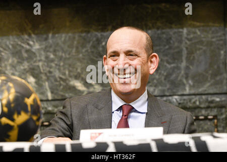 Philadelphia, Pennsylvania, USA. 7. März 2017. MLS Kommissar, DON GARBER, in Philadelphia City Hall für eine Presser als Bestandteil der Philadelphia Union März bis Fußball, eine Hommage an den Beginn des Vereins achten Kampagne in der MLS. Bildnachweis: Ricky Fitchett/ZUMA Draht/Alamy Live-Nachrichten Stockfoto