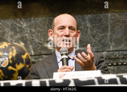 Philadelphia, Pennsylvania, USA. 7. März 2017. MLS Kommissar, DON GARBER, in Philadelphia City Hall für eine Presser als Bestandteil der Philadelphia Union März bis Fußball, eine Hommage an den Beginn des Vereins achten Kampagne in der MLS. Bildnachweis: Ricky Fitchett/ZUMA Draht/Alamy Live-Nachrichten Stockfoto