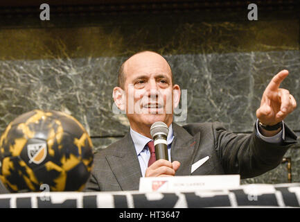 Philadelphia, Pennsylvania, USA. 7. März 2017. MLS Kommissar, DON GARBER, in Philadelphia City Hall für eine Presser als Bestandteil der Philadelphia Union März bis Fußball, eine Hommage an den Beginn des Vereins achten Kampagne in der MLS. Bildnachweis: Ricky Fitchett/ZUMA Draht/Alamy Live-Nachrichten Stockfoto