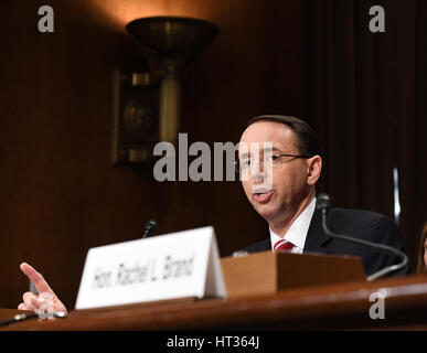 Washington, USA. 7. März 2017. Rod Rosenstein bezeugt vor dem Justizausschuss des US-Senats auf eine Anhörung betrachten ihn als stellvertretender Attorney General am Capitol Hill in Washington, DC, USA, am 7. März 2017. Bildnachweis: Bao Dandan/Xinhua/Alamy Live-Nachrichten Stockfoto