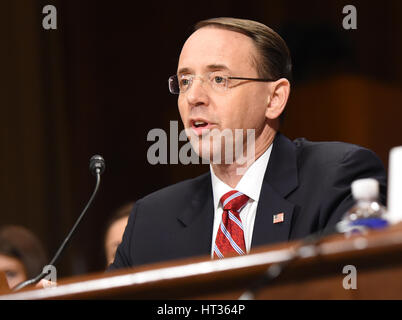 Washington, USA. 7. März 2017. Rod Rosenstein bezeugt vor dem Justizausschuss des US-Senats auf eine Anhörung betrachten ihn als stellvertretender Attorney General am Capitol Hill in Washington, DC, USA, am 7. März 2017. Bildnachweis: Bao Dandan/Xinhua/Alamy Live-Nachrichten Stockfoto