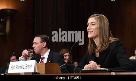 Washington, USA. 7. März 2017. Rachel Brand (R) bezeugt vor dem Justizausschuss des US-Senats auf eine Anhörung unter Berücksichtigung ihr Associate Attorney General in Capitol Hill in Washington, DC, USA, am 7. März 2017 sein. Bildnachweis: Bao Dandan/Xinhua/Alamy Live-Nachrichten Stockfoto