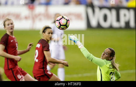 Washington DC, USA. 7. März 2017. Französische Frauen National Team Torwart #21 Meline Gerard Uhren eine Kugel an ihr vorbei zu fahren, die von französischen Frauen National Team nach vorne #6 Amandine Henry während eines Fußballspiels im Rahmen der SheBelieve Cup 2017 zwischen den USA und Frankreich im RFK Stadium in Washington DC bereinigt wird. Justin Cooper/CSM/Alamy Live-Nachrichten Stockfoto