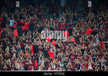 Curitiba, Brasilien. 7. März 2017. Fans von Atletico PR für Atletico PR X Universidad Catolica, gültig für die erste Runde der Gruppenphase CONMEBOL Bridgestone Libertadores 2017 in Baixada Arena in Curitiba, PR. Credit statt entsprechen: Guilherme Artigas/FotoArena/Alamy Live News Stockfoto