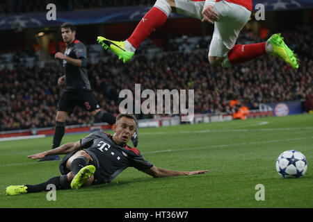 London, UK. 7. März 2017. Rafinha (L) des FC Bayern München macht eine Grätsche während der UEFA Champions League Runde der 16 zweite Bein Match zwischen Arsenal und FC Bayern München in London, England am 7. März 2017. Bayern München gewann 5-1 und erweiterte auf das Viertelfinale mit 10-2 auf Aggregat. Bildnachweis: Tim Irland/Xinhua/Alamy Live-Nachrichten Stockfoto