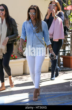 West Hollywood, Kalifornien, USA. 7. März 2017. Schauspielerin Eva Longoria nach dem Mittagessen mit Freunden in West Hollywood, Kalifornien, am 7. März 2017 gesehen. Bildnachweis: John Misa/Media Punch/Alamy Live-Nachrichten Stockfoto