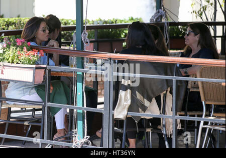 West Hollywood, Kalifornien, USA. 7. März 2017. Schauspielerin Eva Longoria nach dem Mittagessen mit Freunden in West Hollywood, Kalifornien, am 7. März 2017 gesehen. Bildnachweis: John Misa/Media Punch/Alamy Live-Nachrichten Stockfoto