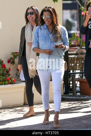 West Hollywood, Kalifornien, USA. 7. März 2017. Schauspielerin Eva Longoria nach dem Mittagessen mit Freunden in West Hollywood, Kalifornien, am 7. März 2017 gesehen. Bildnachweis: John Misa/Media Punch/Alamy Live-Nachrichten Stockfoto
