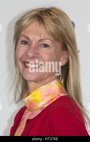 London, UK. 7. März 2017. Kate Mosse. Roten Teppich Ankünfte für Up nächste Gala am National Theatre. Als nächstes steht eine alle zwei Jahre stattfindende Fundraising Gala zur Unterstützung der NT lernen. Bildnachweis: Bettina Strenske/Alamy Live-Nachrichten Stockfoto