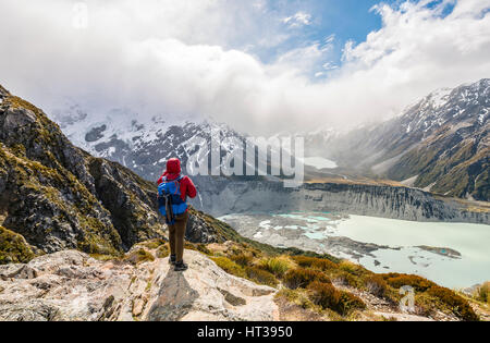 Wanderer stehen auf Felsen, Blick in das Hooker Valley von Sealy Gebirgsseen Rennstrecke Gletscherseen Mueller und Hooker See Stockfoto