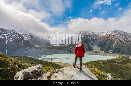 Wanderer stehen auf Felsen, Blick in das Hooker Valley von Sealy Gebirgsseen Rennstrecke Gletscherseen Mueller und Hooker See Stockfoto