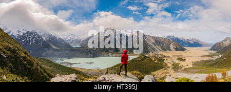 Wanderer stehen auf Felsen, Blick in das Hooker Valley von Sealy Gebirgsseen Rennstrecke Gletscherseen Mueller und Hooker See Stockfoto