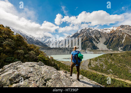 Wanderer stehen auf Felsen, Blick in das Hooker Valley von Sealy Gebirgsseen Rennstrecke Gletscherseen Mueller und Hooker See Stockfoto