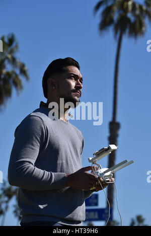 Lizenzierte Drohne Piloten fliegen DJI Phantom 4 Drohne mit einem Gimbal und Kamera angebracht.  Drohne, Fotografie, Video, fliegen, Überwachung. Stockfoto