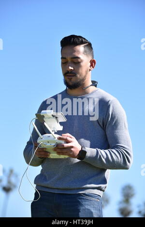 Lizenzierte Drohne Piloten fliegen DJI Phantom 4 Drohne mit einem Gimbal und Kamera angebracht.  Drohne, Fotografie, Video, fliegen, Überwachung. Stockfoto