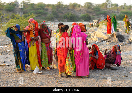 Eine Generationen übergreifende Gruppe der Rajasthani Bhil Frauen, tragen bunte Saris Stockfoto