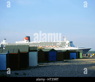 Queen Mary II fährt vorbei an Strandhütten, Calshot Mai 2004. Künstler: unbekannt. Stockfoto