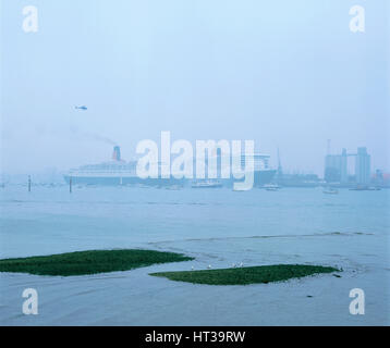 Queen Mary II mit Königin Elizabeth II, Southampton, Mai 2004. Künstler: unbekannt. Stockfoto