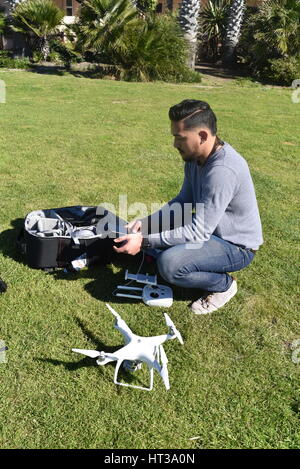 Lizenzierte Drohne Piloten fliegen DJI Phantom 4 Drohne mit einem Gimbal und Kamera angebracht.  Drohne, Fotografie, Video, fliegen, Überwachung. Stockfoto
