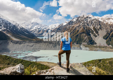 Wanderer stehen auf Felsen, Blick in das Hooker Valley von Sealy Gebirgsseen Rennstrecke Gletscherseen Mueller und Hooker See Stockfoto