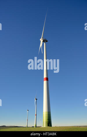 Windkraftanlagen vor blauem Himmel, North Rhine-Westphalia, Deutschland Stockfoto