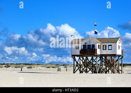 See-Wohnung am Strand vor einem blauen Himmel mit Cumulus-Wolken, Sankt Peter-Ording, Schleswig-Holstein Wadden Sea National Stockfoto