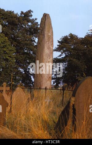 Prähistorische Monolith im Kirchhof von Rudston. East Yorkshire, Humberside, 20. Jahrhundert. Künstler: CM Dixon. Stockfoto