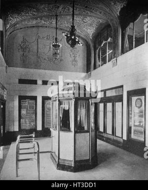 Ticket-stand und in der Lobby, Welttheater, Omaha, Nebraska, 1925. Künstler: unbekannt. Stockfoto