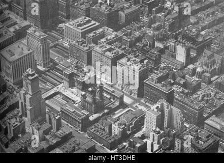 Luftaufnahme des Grand Central District in New York City, zeigt das Shelton Hotel, 1926. Künstler: unbekannt. Stockfoto