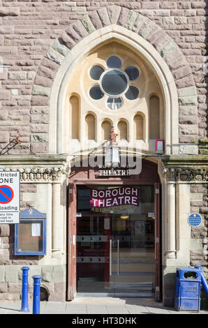 Eingang zum Borough Theater in Abergavenny High Street in Wales Stockfoto