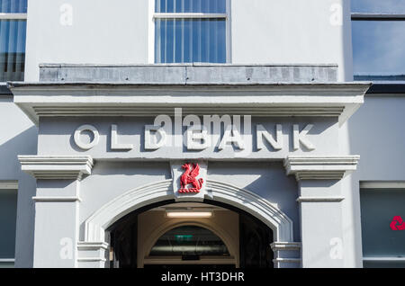 Alte Bank Schild über dem Eingang zum Nat West Bank in alten Gebäude im walisischen Stadt Abergavenny Stockfoto