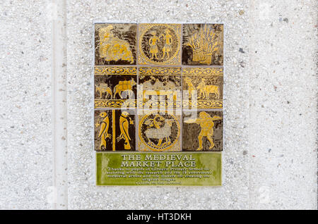 Glasierte Fliesen Zeichen markieren den mittelalterlichen Marktplatz auf historischen Nevill Straße in Abergavenny, Monmouthshire Stockfoto