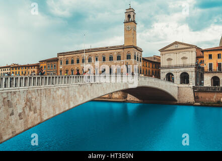 Pisa Stadtbild mit Arno Fluss und Brücke Ponte di Mezzo, Italien. Stockfoto